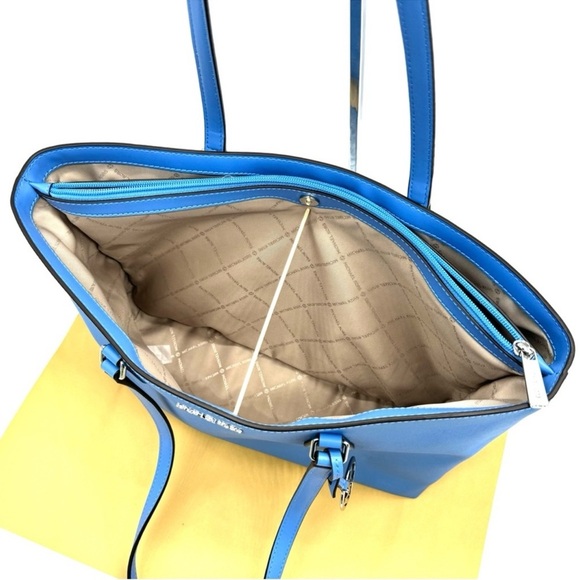 Michael Kors Bag Large Sheila Mf Tote Bag
South Pacific Blue - Picture 8 of 11